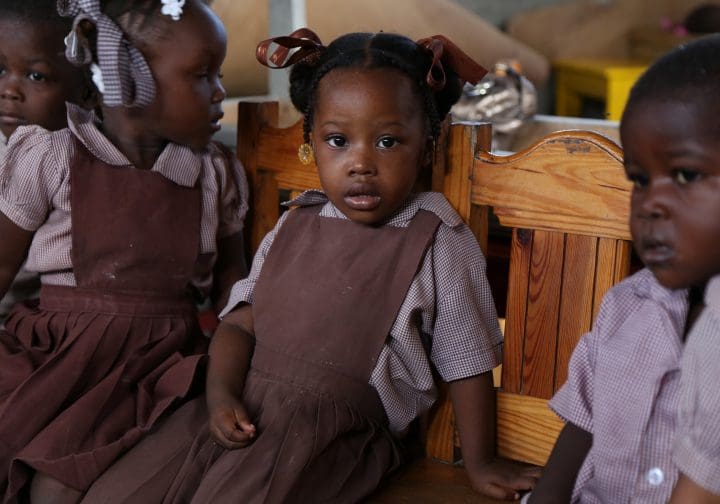 Flicka som tittar in i kameran.