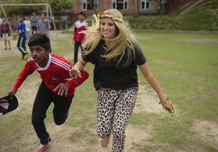 Penny Parnevik på besök i en barnby.