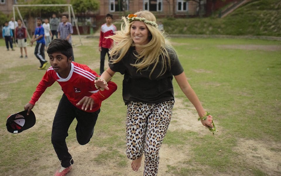 Penny Parnevik på besök i en barnby.