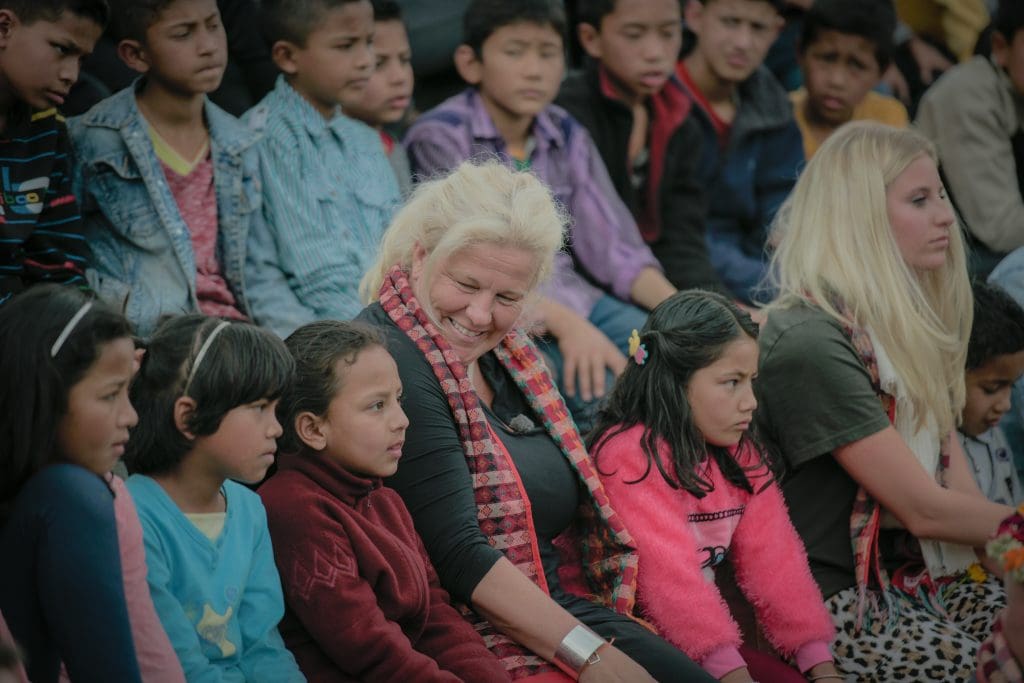 Mia och Penny Parnevik på besök i en barnby.