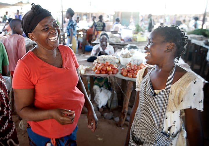 Mamma och dotter på en marknad.