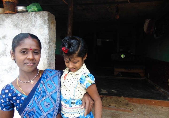 Mamma som bär på sin dotter.