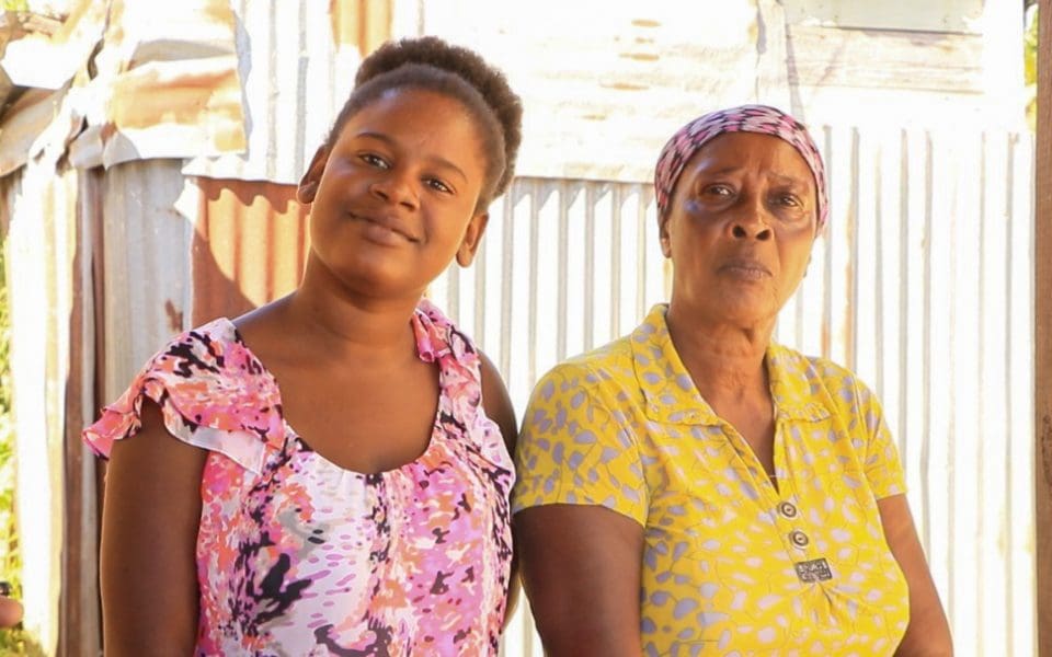 Familj på Haiti, kvinna och flicka.