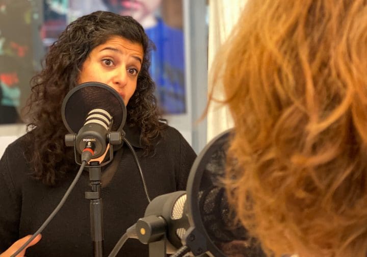 Zainab som pratar i en poddmick.