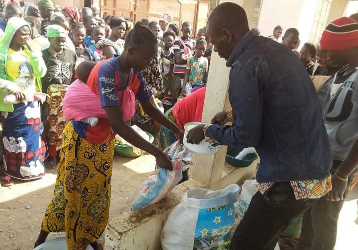 Kvinna som får ris.