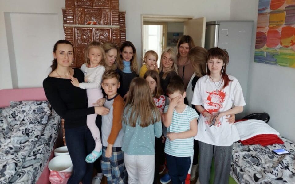 Vuxna och barn som fått skydd hos SOS barnbyar efter att kriget i Ukraina började.