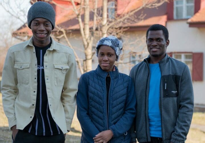 Tre personer som står utanför en SOS Barnbyars lokaler i Rumänien.