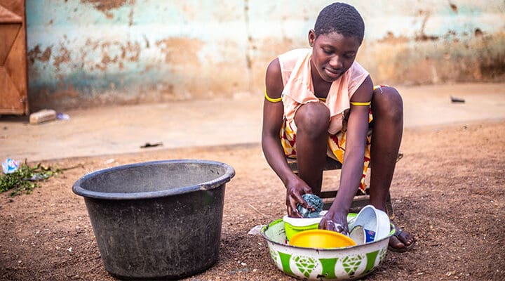 En flicka som diskar.