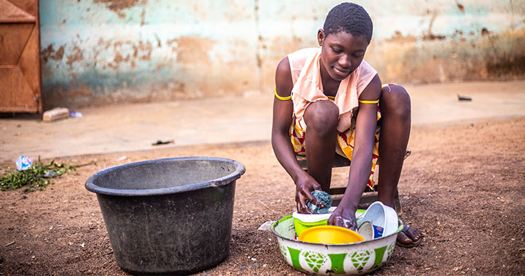 En flicka som diskar.