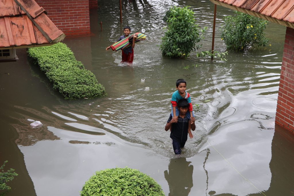 Översvämning i SOS Barnbyars barnby i Bangladesh.