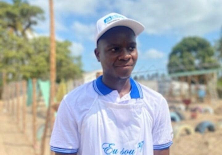 Séngio som är med i en av våra pappagrupper i Moçambique.