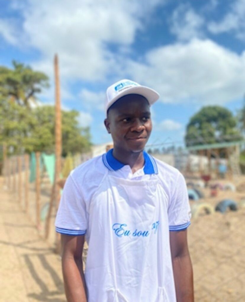 Man vit t-shirt och keps