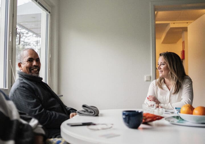 Två personer som sitter vid ett vitt bord.