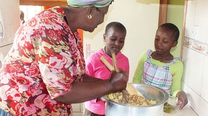 SOS-mamma och barn som lagar mat tillsammans.