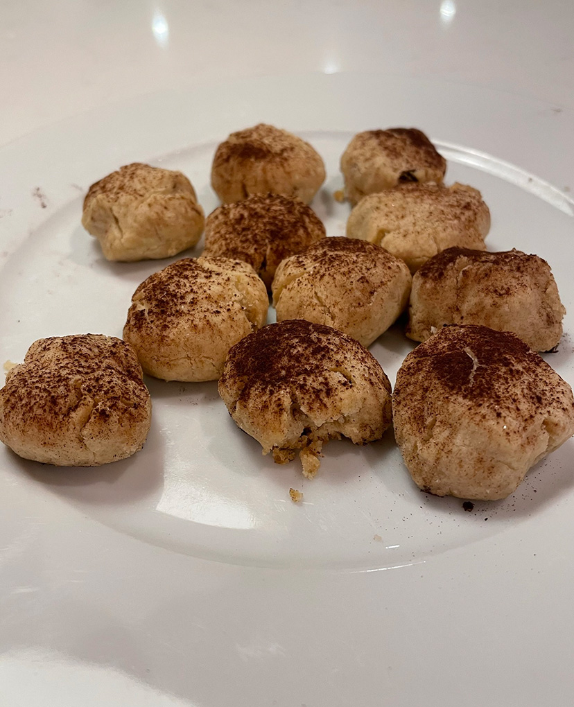 runda kakor med brun krydda på vitt fat