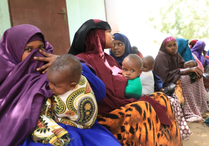 Kvinnor och barn som väntar på att få hjälp.