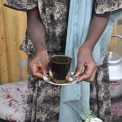 händer som håller en kaffekopp i glas