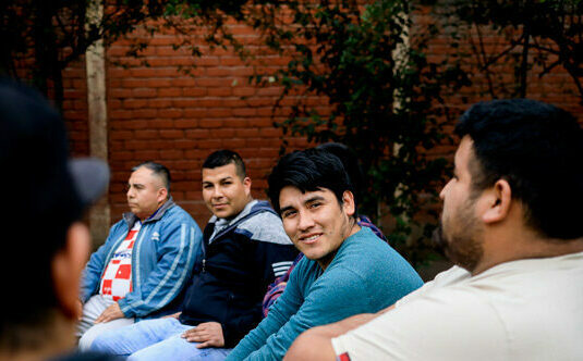 Pappor som sitter i grupp och pratar.