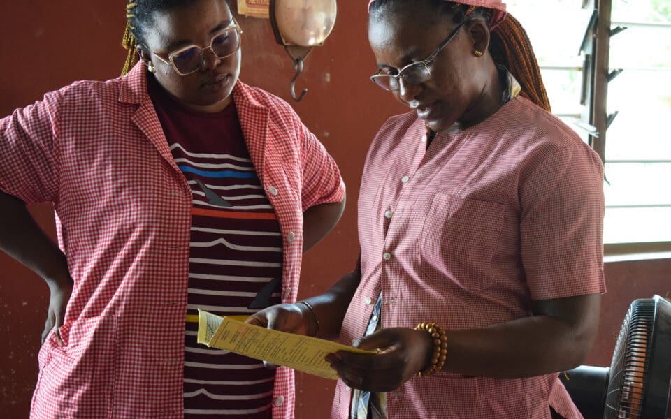 Två barnmorskor i projektet Baby Moto.