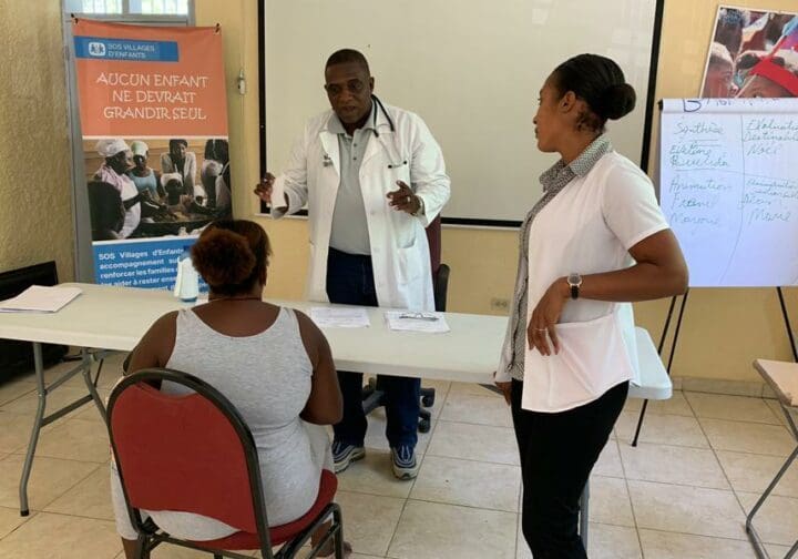 SOS Barnbyars mobila klinik i Haiti ger stöd till föräldrar.