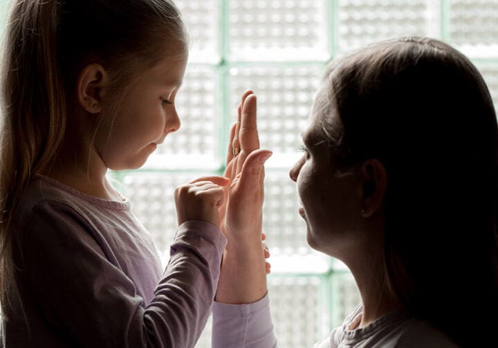 Mamma och barn i SOS Barnbyars program i Ukraina.