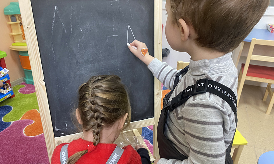 Barn som ritar och leker i ett av SOS Barnbyars social centers för familjer som tvingats fly kriget i Ukraina.