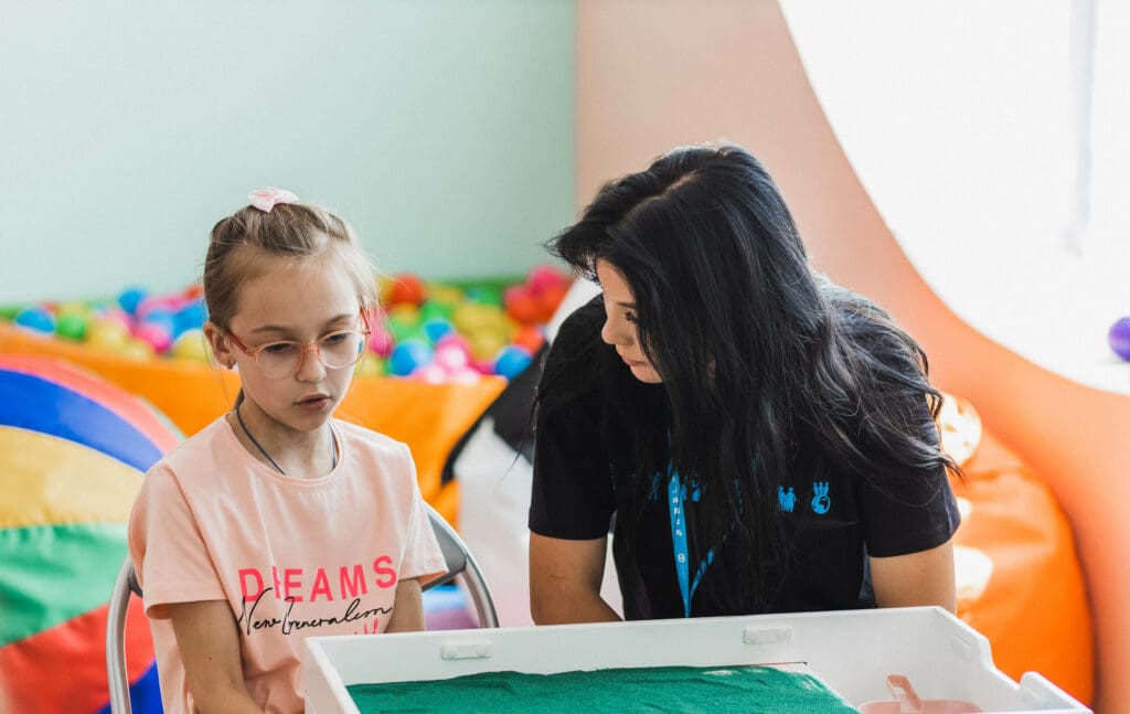 SOS Barnbyars program i Ukraina. En medarbetare pratar med en flicka.