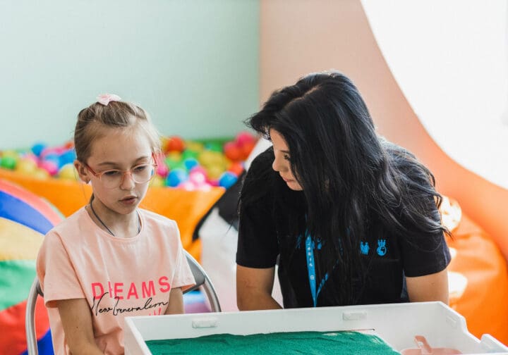 SOS-medarbetare pratar med en flicka.