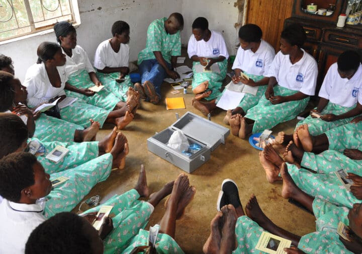 Föräldrar som sparar och lånar av varandra i en sparlånegrupp.