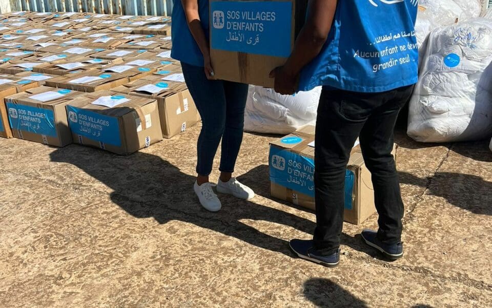 SOS Barnbyars personal som packar packar paket med nödhjälp.