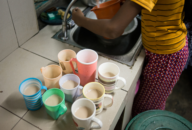 Disk efter frukost i barnbyn. 