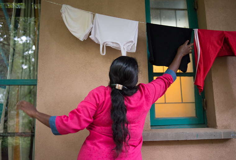 SOS-mamma hänger tvätt i barnbyn.