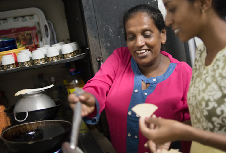 SOS-mamma och barn lagar middag.