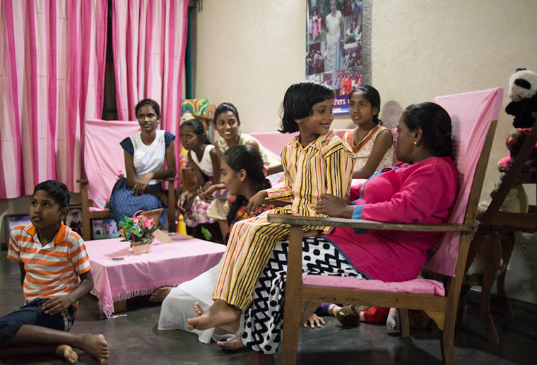 Barn i barnby som tittar på tv.