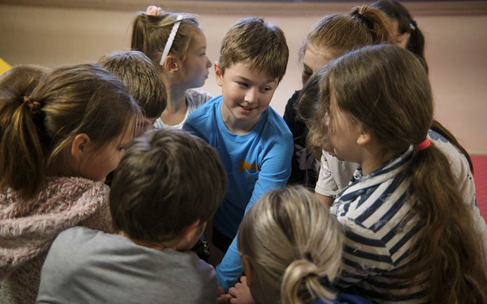 Barn som leker i grupp.