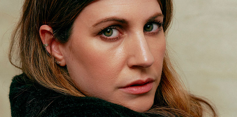 Nour el refai tittar allvarligt mot kameran