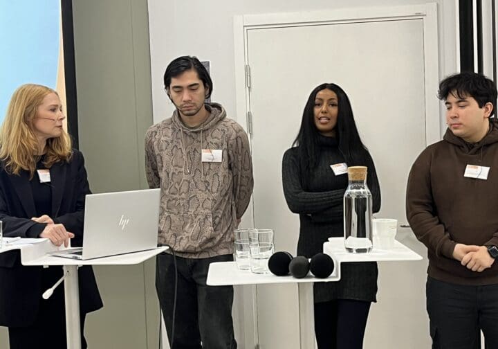 Ungdomar från SOS Barnbyar program pratar på ett seminarie.