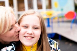 Mamma och barn i en lekpark.