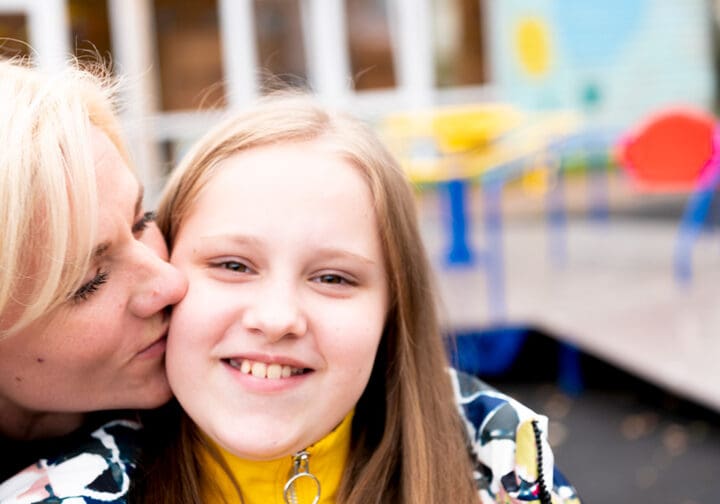 Mamma och barn i en lekpark.