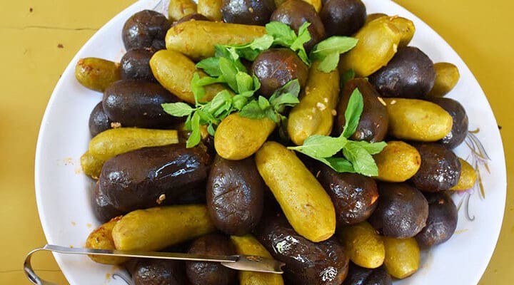 Närbild på auberginer och minizuccinis.