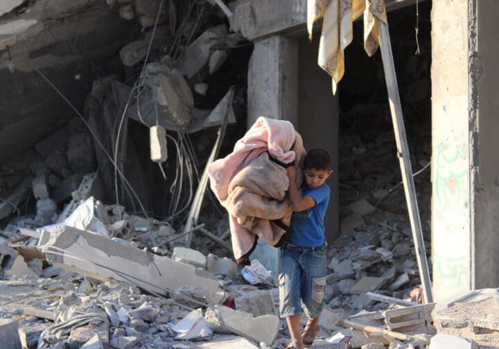 Pojke som bär på filtar.