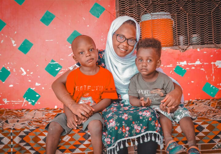 SOS-förälder kramar om två pojkar.