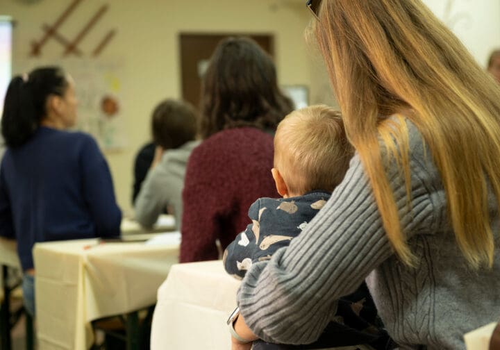 Mamma och barn i lektionssal.