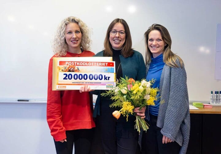Sandra Dahlberg från Postkodlotteriet, Petra Nyberg tf generalsekreterare SOS Barnbyar, Gabriella Kamal Programansvarig SOS Barnbyar. Med check från Postkodlotteriet på 20 miljoner kronor.