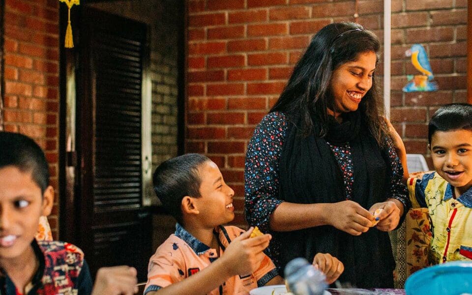 SOS-mamma och barn i barnby i Bangladesh.