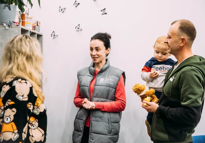 Familj får stöd av SOS Barnbyars personal i Ukraina.