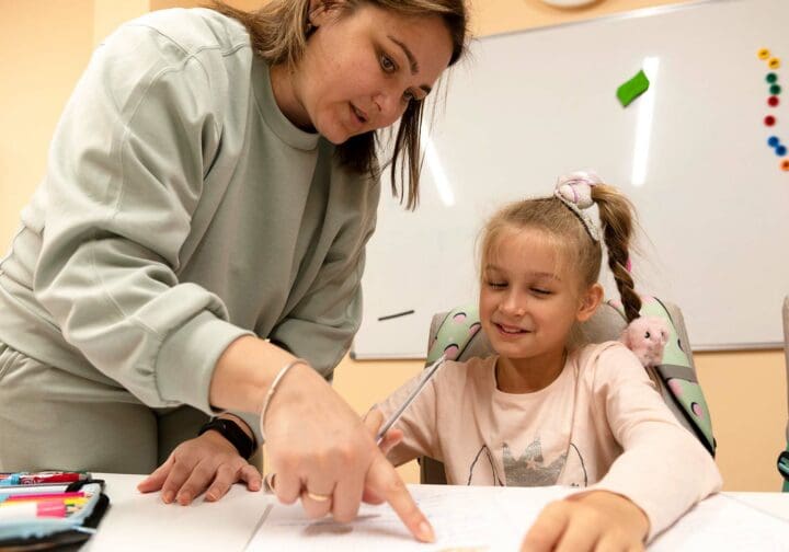Barn och pedagog i SOS Barnbyars program.