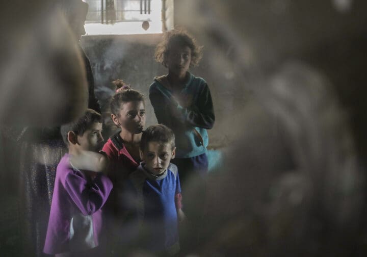 Barn i förstörd byggnad i Gaza.