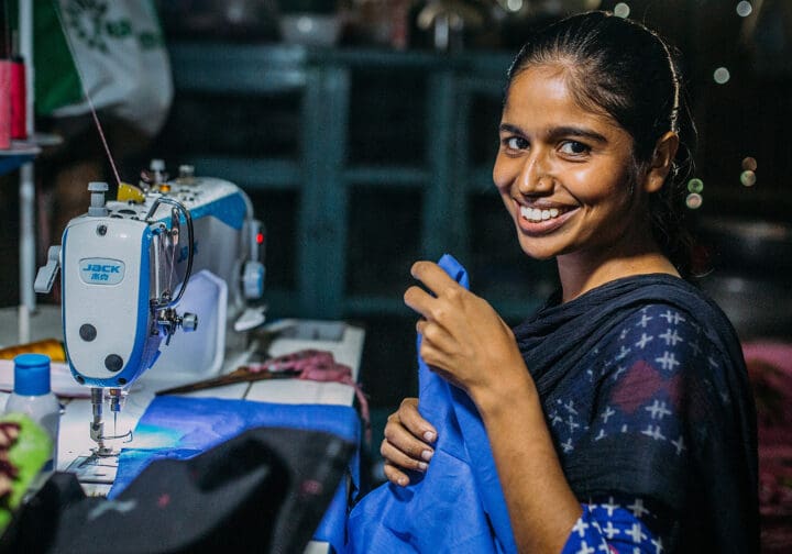 Kvinna vid symaskin.