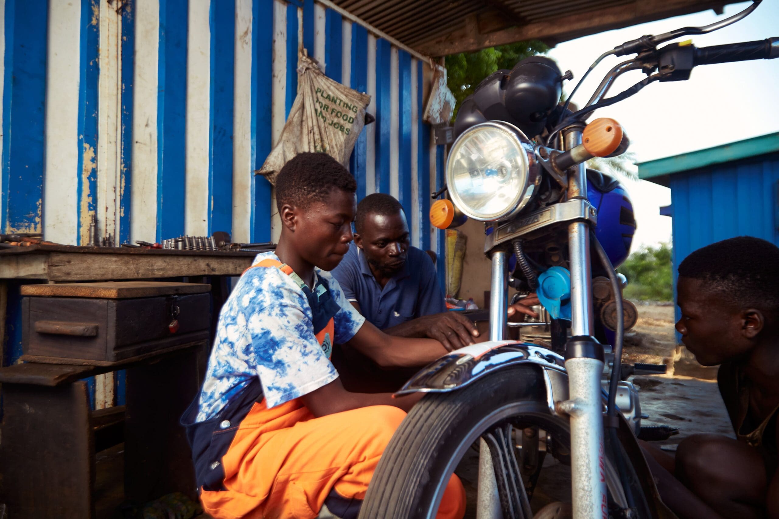 Pojke mekar med motorcykel